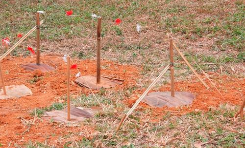 Người Cor ở Quảng Ngãi trong lễ hội cầu mưa làm lễ với 5 chiếc trống đất Người Cor ở Quảng Ngãi trong lễ hội cầu mưa làm lễ với 5 chiếc trống đất