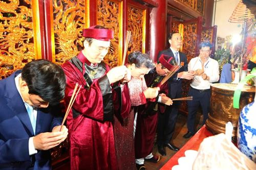 Chủ tịch Quốc hội Nguyễn Thị Kim Ngân và các đại biểu đang hương tại Đền Thượng. Ảnh: Thành Đạt -TTXVN Chủ tịch Quốc hội Nguyễn Thị Kim Ngân và các đại biểu đang hương tại Đền Thượng. Ảnh: Thành Đạt -TTXVN