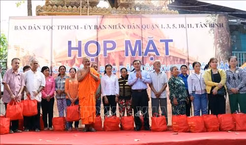 Chiều 10/4/2019, tại chùa Candaransi (Quận 3, TP.Hồ Chí Minh), nhân dịp Tết cổ truyền Chôl Chnăm Thmây của người Khmer Nam bộ, Ban Dân tộc thành phố phối hợp cùng UBND một số quận trên địa bàn TP.Hồ Chí Minh tổ chức buổi họp mặt đại diện bà con Khmer chung vui Tết và tặng quà cho gần 200 gia đình bà con Khmer còn khó khăn trên địa bàn. Trong ảnh: Hòa Thượng Danh Lung, Trụ trì chùa Candaransi và ông Nguyễn Hồng Ngọc, Trưởng ban Dân tộc Thành phố Hồ Chí Minh tặng quà cho bà con Khmer quận 1. Ảnh: Xuân Khu - TTXVN