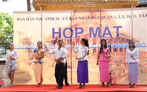 Chương trình văn nghệ truyền thống mừng đón Tết Chôl Chnăm Thmây năm 2019 tại tại chùa Candaransi (Quận 3, Thành phố Hồ Chí Minh). Ảnh: Xuân Khu
