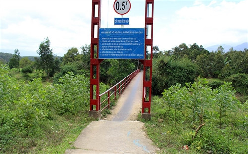 Cầu treo nối các vùng bị chia cắt được xây dựng kiên cố. Ảnh: Phan Sáu -TTXVN Cầu treo nối các vùng bị chia cắt được xây dựng kiên cố. Ảnh: Phan Sáu -TTXVN
