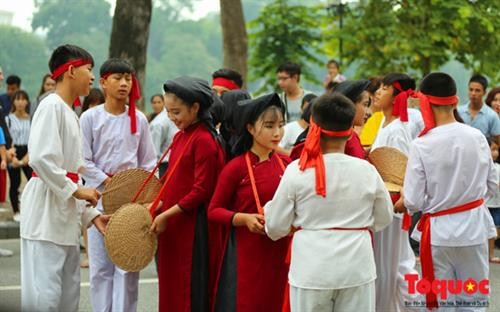 Ngay sau khi phục vụ biểu diễn tại Triển lãm ảnh "Đất nước, con người ASEAN" phường xoan An Thái (Phú Thọ) đã ra phố đi bộ Hồ Gươm biểu diễn phục vụ nhân dân và khách du lịch. Với mục đích quảng bá sâu rông hơn đến khán giả về nét văn hóa cổ độc đáo của người Việt. Nghệ sĩ hát xoan Nguyễn Văn Tuấn của phường hát xoan An Thái cho biết: "Đây là một dịp đưa nét văn hóa độc đáo đến với du khách thập phương" Được biết Hát Xoan là tên gọi khác, nói chệch của hai từ hát xuân hay ca xuân; hát Xoan có lối hát dùng trong nghi lễ - phong tục, lễ hội diễn ra vào mùa xuân. Trong dân gian còn gọi lối hát này là hát Lãi Lèn, vì bắt nguồn từ câu hát đệm chính của Xoan: “Lý len… len là… lễ là… len hỡi len…”. Hát Xoan có nội dung tín ngưỡng với mục đích thờ thần, cầu thần ban phát phù trợ cho dân làng tứ thời tiết lập, mưa thuận gió hòa, nhà nhà no đủ, đông đàn dài lũ, nhân khang thịnh vượng, quốc thái dân an… Hát Xoan gồm có: Hát thờ, hát quả cách và hát hội. Trong đó, hát quả cách gồm có 3 phần: giáo cách (giới thiệu), hát cách (dẫn) và kết cách. Hát Xoan là nghệ thuật diễn xướng tổng hợp, hát đi đôi với múa và nhạc đỡ giọng giữ nhịp, trong đó yếu tố hát là chính. Hát Xoan là hình thức nghệ thuật “Hát thơ”, hát trên rất nhiều thể thơ truyền thống Việt Nam như: Lục bát, song thất lục bát, lục bát biến thể, các thể thất ngôn và thể 4 chữ. Đây là dịp hiếm có để người dân Thủ đô được thưởng thức những điệu hát Xoan ngay tại phố đi bộ. Trước đó, ngày 24/11/2011, UNESCO đã bỏ phiếu công nhận đưa loại hình hát xoan vào danh mục Di sản văn hóa phi vật thể cần bảo vệ khẩn cấp của thế giới. Chỉ mới học hát Xoan sáu tháng, bé Đào Thị Thu Thủy, 14 tuổi có đôi mắt trong vắt và gương mặt xinh xắn đáng yêu đã thuộc được mười điệu. Hồi còn nhỏ, Thủy đã nghe hát từ bà nên đã quen các giai điệu. Lên lớp 2, bé Thủy chính thức “tầm sư học đạo” tại phường xoan An Thái. Khách du lịch quốc tế thích thú chụp ảnh với các “kép nhí” . Cũng theo Nghệ sĩ hát xoan Nguyễn Văn Tuấn cho biết, theo chủ trương quảng bá di sản văn hóa phi vật thể của Bộ Văn hóa, Thể thao và Du lịch các phường hát Xoan của Phú Thọ sẽ có mặt tại Hà Nội để biểu diễn nhiều hơn trong thời gian tới Ngay sau khi phục vụ biểu diễn tại Triển lãm ảnh "Đất nước, con người ASEAN" phường xoan An Thái (Phú Thọ) đã ra phố đi bộ Hồ Gươm biểu diễn phục vụ nhân dân và khách du lịch. Với mục đích quảng bá sâu rông hơn đến khán giả về nét văn hóa cổ độc đáo của người Việt. Nghệ sĩ hát xoan Nguyễn Văn Tuấn của phường hát xoan An Thái cho biết: "Đây là một dịp đưa nét văn hóa độc đáo đến với du khách thập phương" Được biết Hát Xoan là tên gọi khác, nói chệch của hai từ hát xuân hay ca xuân; hát Xoan có lối hát dùng trong nghi lễ - phong tục, lễ hội diễn ra vào mùa xuân. Trong dân gian còn gọi lối hát này là hát Lãi Lèn, vì bắt nguồn từ câu hát đệm chính của Xoan: “Lý len… len là… lễ là… len hỡi len…”. Hát Xoan có nội dung tín ngưỡng với mục đích thờ thần, cầu thần ban phát phù trợ cho dân làng tứ thời tiết lập, mưa thuận gió hòa, nhà nhà no đủ, đông đàn dài lũ, nhân khang thịnh vượng, quốc thái dân an… Hát Xoan gồm có: Hát thờ, hát quả cách và hát hội. Trong đó, hát quả cách gồm có 3 phần: giáo cách (giới thiệu), hát cách (dẫn) và kết cách. Hát Xoan là nghệ thuật diễn xướng tổng hợp, hát đi đôi với múa và nhạc đỡ giọng giữ nhịp, trong đó yếu tố hát là chính. Hát Xoan là hình thức nghệ thuật “Hát thơ”, hát trên rất nhiều thể thơ truyền thống Việt Nam như: Lục bát, song thất lục bát, lục bát biến thể, các thể thất ngôn và thể 4 chữ. Đây là dịp hiếm có để người dân Thủ đô được thưởng thức những điệu hát Xoan ngay tại phố đi bộ. Trước đó, ngày 24/11/2011, UNESCO đã bỏ phiếu công nhận đưa loại hình hát xoan vào danh mục Di sản văn hóa phi vật thể cần bảo vệ khẩn cấp của thế giới. Chỉ mới học hát Xoan sáu tháng, bé Đào Thị Thu Thủy, 14 tuổi có đôi mắt trong vắt và gương mặt xinh xắn đáng yêu đã thuộc được mười điệu. Hồi còn nhỏ, Thủy đã nghe hát từ bà nên đã quen các giai điệu. Lên lớp 2, bé Thủy chính thức “tầm sư học đạo” tại phường xoan An Thái. Khách du lịch quốc tế thích thú chụp ảnh với các “kép nhí” . Cũng theo Nghệ sĩ hát xoan Nguyễn Văn Tuấn cho biết, theo chủ trương quảng bá di sản văn hóa phi vật thể của Bộ Văn hóa, Thể thao và Du lịch các phường hát Xoan của Phú Thọ sẽ có mặt tại Hà Nội để biểu diễn nhiều hơn trong thời gian tới