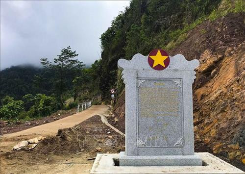 Biển chỉ dẫn về điểm cực Tây A Pa Chải. Ảnh: Xuân Tư -TTXVN Biển chỉ dẫn về điểm cực Tây A Pa Chải. Ảnh: Xuân Tư -TTXVN