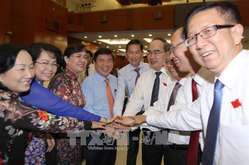 Bí thư Thành ủy Thành phố Hồ Chí Minh Nguyễn Thiện Nhân với các đại biểu quyết tâm thực hiện nghị quyết thực hiện nhiệm vụ phát triển kinh tế - văn hóa - xã hội Thành phố năm 2018. Ảnh: Thanh Vũ-TTXVN Bí thư Thành ủy Thành phố Hồ Chí Minh Nguyễn Thiện Nhân với các đại biểu quyết tâm thực hiện nghị quyết thực hiện nhiệm vụ phát triển kinh tế - văn hóa - xã hội Thành phố năm 2018. Ảnh: Thanh Vũ-TTXVN