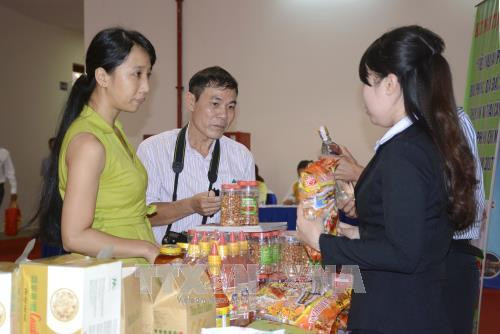 Đại biểu tham quan tìm hiểu các sản phẩm đặc trưng của các tỉnh, thành trưng bày tại hội thảo. Ảnh: Thanh Vũ-TTXVN Đại biểu tham quan tìm hiểu các sản phẩm đặc trưng của các tỉnh, thành trưng bày tại hội thảo. Ảnh: Thanh Vũ-TTXVN