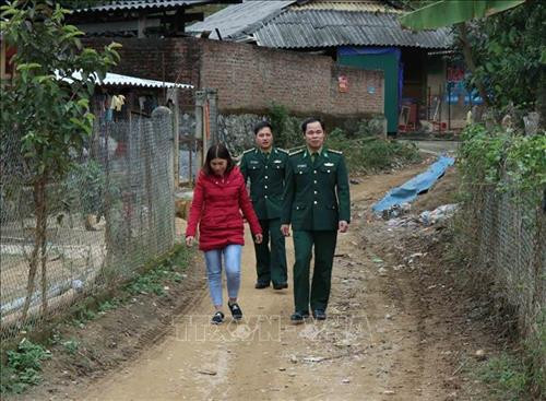 Lực lượng biên phòng Cửa khẩu quốc tế Tây Trang thường xuyên bám nắm địa bàn, làm tốt công tác dân vận, xây dựng thế trận lòng dân ở khu vực biên giới Tây Trang. Ảnh: Xuân Tiến - TTXVN