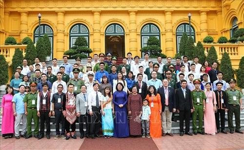 Phó Chủ tịch nước Đặng Thị Ngọc Thịnh với các đại biểu được tặng Giải thưởng Vừ A Dính. Ảnh: Dương Giang – TTXVN Phó Chủ tịch nước Đặng Thị Ngọc Thịnh với các đại biểu được tặng Giải thưởng Vừ A Dính. Ảnh: Dương Giang – TTXVN