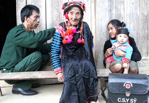 Biên phòng Mù Cả “4 cùng” với dân bản ảnh 1