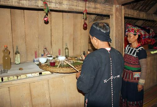 Gia chủ làm lễ giữ hồn lúa mẹ tại nương lúa. Sau khi gặt xong, các gia đình gùi lúa về nhà. Họ cùng nhau giã gạo để nấu cơm mới, chuẩn bị cho các nghi thức trong ngày hội. Chủ nương làm mâm lễ cúng mừng cơm mới. Chủ nhà dâng cơm mới mời tổ tiên về hưởng và phù hộ cho gia đình con cháu sang năm mùa màng bội thu, cuộc sống no đủ. Bà chủ nhà lấy cum lúa đè lên hồn vía lúa (dùng lá ngái bọc hồn vía lúa) giữ trên sàn gác. Mâm cơm mới dành cho vợ chồng chủ nhà theo đúng nghi thức. Người Xá Phó cùng nhau hát múa theo nghi thức truyền thống trong ngày tổ chức lễ hội “Già sợ da”. Gia chủ làm lễ giữ hồn lúa mẹ tại nương lúa. Sau khi gặt xong, các gia đình gùi lúa về nhà. Họ cùng nhau giã gạo để nấu cơm mới, chuẩn bị cho các nghi thức trong ngày hội. Chủ nương làm mâm lễ cúng mừng cơm mới. Chủ nhà dâng cơm mới mời tổ tiên về hưởng và phù hộ cho gia đình con cháu sang năm mùa màng bội thu, cuộc sống no đủ. Bà chủ nhà lấy cum lúa đè lên hồn vía lúa (dùng lá ngái bọc hồn vía lúa) giữ trên sàn gác. Mâm cơm mới dành cho vợ chồng chủ nhà theo đúng nghi thức. Người Xá Phó cùng nhau hát múa theo nghi thức truyền thống trong ngày tổ chức lễ hội “Già sợ da”.