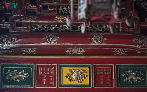 Năm 2016, “Thơ văn trên Kiến trúc cung đình Huế” được ghi danh Di sản Tư liệu Thế giới Khu vực châu Á- Thái Bình Dương. Đây là những di sản tư liệu độc đáo, là những bản gốc, duy nhất hiện chỉ còn ở Việt Nam và có giá trị nổi bật toàn cầu. Hệ thống di sản thơ văn này thật sự là một bảo tàng sống động, độc đáo, riêng có về văn chương thời Nguyễn. Thơ tráng men pháp lam trên ngoại thất điện Thái Hòa. Đây thực sự là một kho tàng văn hóa vô giá của xứ Huế, của Việt Nam mà cho đến nay chưa phải ai cũng biết đến dù chúng có hàng ngàn đơn vị, hiển hiện khắp nơi trên nhiều, rất nhiều công trình kiến trúc cung đình triều Nguyễn tại cố đô Huế. Thơ văn trên kiến trúc cung đình thường được trang trí theo lối “nhất thi nhất họa” hoặc “nhất tự nhất họa”, mỗi bài thơ hay mỗi đại tự được trang trí kèm một bức tranh. Vị trí thể hiện chủ yếu là trên các liên ba, đố bản hay cổ diềm các công trình, cả trong nội thất và ngoại thất, để ở vị trí nào người ta cũng có thể chiêm ngưỡng, thưởng thức được Thơ thì phổ biến là thể ngũ ngôn, thất ngôn; câu đối thì khá đa dạng, không cố định số chữ; đại tự thì chủ yếu là các mỹ tự với ý nghĩa tốt đẹp Thơ trên di tích lăng Thiệu Trị. Cho đến nay, hệ thống thơ văn chữ Hán trên kiến trúc cung đình Huế vẫn được bảo tồn rất tốt, trừ các tác phẩm đã bị mất mát do công trình bị tiêu hủy, số còn lại được giữ gìn hầu như nguyên vẹn. Cổ diềm trang trí men pháp lam ở Lăng Thiệu trị Đánh giá về kho tàng thơ văn này, nhiều nhà nghiên cứu cho rằng, đây là một di sản vô cùng đặc biệt, nó không chỉ phản ánh trí tuệ, tài năng của các vị hoàng đế triều Nguyễn, mà còn phản ánh truyền thống văn hóa và đặc trưng của xứ Huế, vùng đất của thi ca và các thi nhân nổi tiếng. Thơ trên di tích lăng Thiệu Trị.