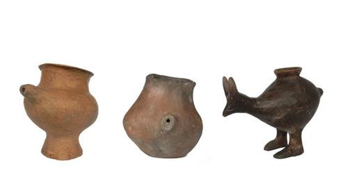 3 chiếc bình được tìm thấy trong các ngôi mộ chôn cất thi thể trẻ em tại những khu nghĩa địa ở Bavaria (Đức). Ảnh: sciencemag.org 3 chiếc bình được tìm thấy trong các ngôi mộ chôn cất thi thể trẻ em tại những khu nghĩa địa ở Bavaria (Đức). Ảnh: sciencemag.org