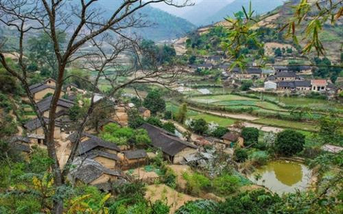 Những ngôi nhà được lợp mái ngói âm dương của đồng bào Tày, Nùng ở Lạng Sơn. Những ngôi nhà được lợp mái ngói âm dương của đồng bào Tày, Nùng ở Lạng Sơn.