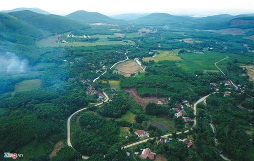 Bản làng thanh bình ở thôn Thọ An, xã Bình An, huyện Bình Sơn (Quảng Ngãi), nơi có làng bích họa độc đáo giữa rừng núi hoang sơ. Nhằm tạo điểm nhấn phát triển du lịch, góp phần cải thiện cuộc sống người dân, huyện Bình Sơn mời nhóm họa sĩ về đi thực địa lấy cảm hứng sáng tác tranh 3D phát sáng ca ngợi tình yêu thiên nhiên, vẻ đẹp truyền thống của đồng bào Cor ở xã Bình An. Bức tranh 3D phát sáng tái hiện không gian hoang sơ thác Tuyền Tung trên bức tường nhà văn hóa thôn Thọ An. Voọc chà vá chân nâu, loài linh trưởng quý hiếm cùng sóc, chim, bướm muôn màu tạo nên bức tranh sống động ở bản làng Bình An. Hoa văn tinh xảo, màu sắc tuyệt đẹp trên cây nêu trong ngày Tết ngã rạ (mừng lúa mới) ở xã Bình An. "Chúng tôi về đây đi khảo sát các dòng suối, ngọn thác, cỏ hoa, chim thú...giữa núi rừng. Anh em ăn ở với dân làng nhiều ngày để lấy cảm hứng vẽ tranh 3D phát sáng tái hiện khung cảnh thiên nhiên hoang sơ và nét đẹp văn hóa truyền thống của đồng bào Cor nơi đây", ông Nguyễn Thanh Tuyên, Trưởng nhóm họa sĩ cho biết. Theo các họa sĩ, dù vùng đất Bình An còn nhiều nghèo khó nhưng đồng bào Cor luôn trân trọng gìn giữ giá trị văn hóa truyền thống, ý thức bảo tồn thiên nhiên núi rừng hoang sơ cho đời sau. Trong ảnh: Phụ nữ Cor gói bánh đót mừng ngày Tết ngã rạ. Ông Tuyên cho rằng, sinh hoạt, giao lưu múa cồng chiêng cùng đồng bào Cor, nhóm họa sĩ đã có nhiều cung bậc cảm xúc đặc biệt về tấm lòng nồng hậu, mộc mạc của dân làng Thọ An. "Đây là chất xúc tác tuyệt vời để chúng tôi hoàn thành những bức tranh thiên nhiên, hồn người sâu lắng giữa núi rừng này", nam họa sĩ tâm sự. Đồng bào dân tộc Cor trong trang phục truyền thống biểu diễn cồng chiêng giữa núi rừng được tái hiện sinh động trên tranh 3D phát sáng ở Thọ An. Các họa sĩ đang hoàn thành bức tranh về khu vườn hoa mai anh đào trên tường nhà dân. Cánh đồng hoa oải hương - Lavender, một trong những loại hoa rất nổi tiếng trên thế giới, đặc biệt là những cánh đồng hoa ở Pháp. Sắc hoa oải hương tím thể hiện tình yêu chung thủy được giới trẻ Việt Nam ưa thích được vẽ trên tường nhà dân nơi đây. Cánh đồng hoa cải nhuộm vàng trên thảo nguyên được tái hiện sống động trên tường nhà dân ở Bình An. Họa sĩ Đỗ Thị Hồng Liên (ngụ TP.HCM), chia sẻ những bức tranh tập trung vào chủ đề cảnh đẹp hoang sơ, hoang dã nơi đây. "Chúng tôi đi khảo sát, ghi lại hình ảnh thực tế 100% trên núi rừng để chuyển tải vào tranh. Nhóm họa sĩ hy vọng những bức tranh 3D phát sáng giới thiệu về phong cảnh thiên nhiên, nét đẹp văn hóa truyền thống của vùng đất này đến với du khách gần, xa ", chị Liên thổ lộ. Những đứa trẻ hồn nhiên bên bức họa 3D phát sáng. Trao đổi với Zing.vn, ông Lý Thọ, Phó chủ tịch UBND huyện Bình Sơn, cho biết địa phương mong muốn mở ra cầu nối đưa du khách đến vùng đất nổi tiếng Thọ An. Do vậy, huyện đã mời nhóm họa sĩ về đây đi khảo sát, tái hiện khung cảnh thiên nhiên hoang sơ, núi rừng lên tranh tạo thêm sản phẩm du lịch. Bức tranh câu cá bên suối Lò To ở thôn Thọ An, xã Bình An. "Địa phương cũng đã lập kế hoạch trồng các loài hoa mai anh đào, phượng tím...; đồng thời phục dựng lại nhà dài (nhà sàn đặc trưng đồng bào Cor), không gian văn hóa cồng chiêng kết nối với tour trải nghiệm tắm suối, thác thúc đẩy phát triển du lịch góp phần cải thiện thu nhập cho người dân nơi đây", ông Thọ nói. Bản làng thanh bình ở thôn Thọ An, xã Bình An, huyện Bình Sơn (Quảng Ngãi), nơi có làng bích họa độc đáo giữa rừng núi hoang sơ. Nhằm tạo điểm nhấn phát triển du lịch, góp phần cải thiện cuộc sống người dân, huyện Bình Sơn mời nhóm họa sĩ về đi thực địa lấy cảm hứng sáng tác tranh 3D phát sáng ca ngợi tình yêu thiên nhiên, vẻ đẹp truyền thống của đồng bào Cor ở xã Bình An. Bức tranh 3D phát sáng tái hiện không gian hoang sơ thác Tuyền Tung trên bức tường nhà văn hóa thôn Thọ An. Voọc chà vá chân nâu, loài linh trưởng quý hiếm cùng sóc, chim, bướm muôn màu tạo nên bức tranh sống động ở bản làng Bình An. Hoa văn tinh xảo, màu sắc tuyệt đẹp trên cây nêu trong ngày Tết ngã rạ (mừng lúa mới) ở xã Bình An. "Chúng tôi về đây đi khảo sát các dòng suối, ngọn thác, cỏ hoa, chim thú...giữa núi rừng. Anh em ăn ở với dân làng nhiều ngày để lấy cảm hứng vẽ tranh 3D phát sáng tái hiện khung cảnh thiên nhiên hoang sơ và nét đẹp văn hóa truyền thống của đồng bào Cor nơi đây", ông Nguyễn Thanh Tuyên, Trưởng nhóm họa sĩ cho biết. Theo các họa sĩ, dù vùng đất Bình An còn nhiều nghèo khó nhưng đồng bào Cor luôn trân trọng gìn giữ giá trị văn hóa truyền thống, ý thức bảo tồn thiên nhiên núi rừng hoang sơ cho đời sau. Trong ảnh: Phụ nữ Cor gói bánh đót mừng ngày Tết ngã rạ. Ông Tuyên cho rằng, sinh hoạt, giao lưu múa cồng chiêng cùng đồng bào Cor, nhóm họa sĩ đã có nhiều cung bậc cảm xúc đặc biệt về tấm lòng nồng hậu, mộc mạc của dân làng Thọ An. "Đây là chất xúc tác tuyệt vời để chúng tôi hoàn thành những bức tranh thiên nhiên, hồn người sâu lắng giữa núi rừng này", nam họa sĩ tâm sự. Đồng bào dân tộc Cor trong trang phục truyền thống biểu diễn cồng chiêng giữa núi rừng được tái hiện sinh động trên tranh 3D phát sáng ở Thọ An. Các họa sĩ đang hoàn thành bức tranh về khu vườn hoa mai anh đào trên tường nhà dân. Cánh đồng hoa oải hương - Lavender, một trong những loại hoa rất nổi tiếng trên thế giới, đặc biệt là những cánh đồng hoa ở Pháp. Sắc hoa oải hương tím thể hiện tình yêu chung thủy được giới trẻ Việt Nam ưa thích được vẽ trên tường nhà dân nơi đây. Cánh đồng hoa cải nhuộm vàng trên thảo nguyên được tái hiện sống động trên tường nhà dân ở Bình An. Họa sĩ Đỗ Thị Hồng Liên (ngụ TP.HCM), chia sẻ những bức tranh tập trung vào chủ đề cảnh đẹp hoang sơ, hoang dã nơi đây. "Chúng tôi đi khảo sát, ghi lại hình ảnh thực tế 100% trên núi rừng để chuyển tải vào tranh. Nhóm họa sĩ hy vọng những bức tranh 3D phát sáng giới thiệu về phong cảnh thiên nhiên, nét đẹp văn hóa truyền thống của vùng đất này đến với du khách gần, xa ", chị Liên thổ lộ. Những đứa trẻ hồn nhiên bên bức họa 3D phát sáng. Trao đổi với Zing.vn, ông Lý Thọ, Phó chủ tịch UBND huyện Bình Sơn, cho biết địa phương mong muốn mở ra cầu nối đưa du khách đến vùng đất nổi tiếng Thọ An. Do vậy, huyện đã mời nhóm họa sĩ về đây đi khảo sát, tái hiện khung cảnh thiên nhiên hoang sơ, núi rừng lên tranh tạo thêm sản phẩm du lịch. Bức tranh câu cá bên suối Lò To ở thôn Thọ An, xã Bình An. "Địa phương cũng đã lập kế hoạch trồng các loài hoa mai anh đào, phượng tím...; đồng thời phục dựng lại nhà dài (nhà sàn đặc trưng đồng bào Cor), không gian văn hóa cồng chiêng kết nối với tour trải nghiệm tắm suối, thác thúc đẩy phát triển du lịch góp phần cải thiện thu nhập cho người dân nơi đây", ông Thọ nói.