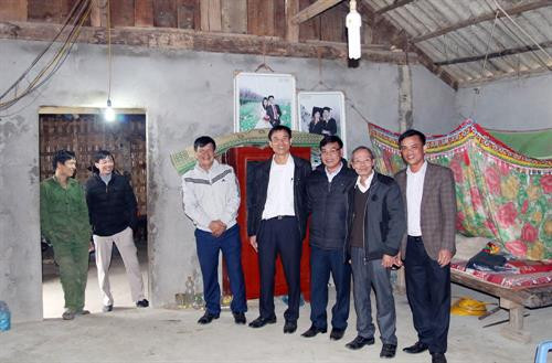 Hộ anh Đặng Văn Xuân, người dân tộc Dao ở khu Hồ sử dụng điện thắp sáng của dự án.