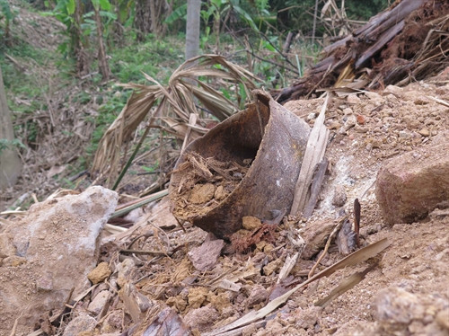 Đường ống dẫn nước han gỉ nằm bên vệ đường. Đường ống dẫn nước han gỉ nằm bên vệ đường.