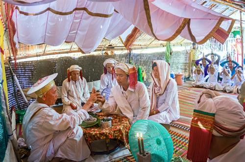 Lễ cuới Chăm Bà ni có 5 đứa trẻ, mặc bộ áo truyền thống màu trắng gọi là “Anak là con” để chứng giám cuộc hôn nhân và mang lễ vật Cô dâu Chú rể với bộ y phục cho lễ cưới toàn màu trắng tiến vào hành lễ trong rạp lễ Bắt đầu lễ các vị tu sĩ làm lễ đốt trầm hương. Sư Cả (Po Gru), đọc kinh Koran xin phép với vị thánh Alla. Những người thân của cô dâu chú rể cầu nguyện thánh Alla ban phước lành cho cô dâu và chú rể Chú rể, cô dâu lần lượt lạy tạ Sư Cả và các giáo sĩ - tục lệ khi lạy tấm khăn trắng trùm dưới 2 chân bằng khăn đội đầu của cô dâu Cô dâu được đưa về phòng the trước để thầy Chang (Po Car) đọc thần chú làm phép dưới đôi gối nằm Thầy Chang đọc thần chú làm phép nhẫn cưới trong lòng bàn tay của cô dâu, rồi đeo nhẫn cho cô dâu sau khi cô dâu trả lời với thầy Chang là đồng ý cuộc hôn nhân Chú rễ ở lại trong rạp lễ Kajang likhah được sư Cả đọc kinh Koran và các giáo sĩ làm phép trao nhẫn cưới Thầy Chang cầm tay chú rể dẫn đến với cô dâu. Hai giáo sĩ đi trước, chú rể đi sau và những em bé “Anak là con” Trong phòng the vị tu sĩ đặt tay chú rể được vào bàn tay cô dâu làm phép rửa tội cầu phúc Người vợ lấy một miếng trầu cau bỏ vào miệng chồng như ý bảo rằng từ nay nàng sẽ lo cho chàng đầy đủ sự ăn uống Trong thời gian 3 ngày đêm đầu vợ chồng phải sinh hoạt ăn uống trong phòng và có người ngồi giám sát Lễ cuới Chăm Bà ni có 5 đứa trẻ, mặc bộ áo truyền thống màu trắng gọi là “Anak là con” để chứng giám cuộc hôn nhân và mang lễ vật Cô dâu Chú rể với bộ y phục cho lễ cưới toàn màu trắng tiến vào hành lễ trong rạp lễ Bắt đầu lễ các vị tu sĩ làm lễ đốt trầm hương. Sư Cả (Po Gru), đọc kinh Koran xin phép với vị thánh Alla. Những người thân của cô dâu chú rể cầu nguyện thánh Alla ban phước lành cho cô dâu và chú rể Chú rể, cô dâu lần lượt lạy tạ Sư Cả và các giáo sĩ - tục lệ khi lạy tấm khăn trắng trùm dưới 2 chân bằng khăn đội đầu của cô dâu Cô dâu được đưa về phòng the trước để thầy Chang (Po Car) đọc thần chú làm phép dưới đôi gối nằm Thầy Chang đọc thần chú làm phép nhẫn cưới trong lòng bàn tay của cô dâu, rồi đeo nhẫn cho cô dâu sau khi cô dâu trả lời với thầy Chang là đồng ý cuộc hôn nhân Chú rễ ở lại trong rạp lễ Kajang likhah được sư Cả đọc kinh Koran và các giáo sĩ làm phép trao nhẫn cưới Thầy Chang cầm tay chú rể dẫn đến với cô dâu. Hai giáo sĩ đi trước, chú rể đi sau và những em bé “Anak là con” Trong phòng the vị tu sĩ đặt tay chú rể được vào bàn tay cô dâu làm phép rửa tội cầu phúc Người vợ lấy một miếng trầu cau bỏ vào miệng chồng như ý bảo rằng từ nay nàng sẽ lo cho chàng đầy đủ sự ăn uống Trong thời gian 3 ngày đêm đầu vợ chồng phải sinh hoạt ăn uống trong phòng và có người ngồi giám sát