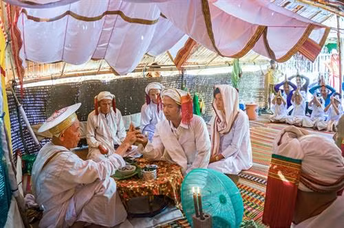 Lễ cuới Chăm Bà ni có 5 đứa trẻ, mặc bộ áo truyền thống màu trắng gọi là “Anak là con” để chứng giám cuộc hôn nhân và mang lễ vật Cô dâu Chú rể với bộ y phục cho lễ cưới toàn màu trắng tiến vào hành lễ trong rạp lễ Bắt đầu lễ các vị tu sĩ làm lễ đốt trầm hương. Sư Cả (Po Gru), đọc kinh Koran xin phép với vị thánh Alla. Những người thân của cô dâu chú rể cầu nguyện thánh Alla ban phước lành cho cô dâu và chú rể Chú rể, cô dâu lần lượt lạy tạ Sư Cả và các giáo sĩ - tục lệ khi lạy tấm khăn trắng trùm dưới 2 chân bằng khăn đội đầu của cô dâu Cô dâu được đưa về phòng the trước để thầy Chang (Po Car) đọc thần chú làm phép dưới đôi gối nằm Thầy Chang đọc thần chú làm phép nhẫn cưới trong lòng bàn tay của cô dâu, rồi đeo nhẫn cho cô dâu sau khi cô dâu trả lời với thầy Chang là đồng ý cuộc hôn nhân Chú rễ ở lại trong rạp lễ Kajang likhah được sư Cả đọc kinh Koran và các giáo sĩ làm phép trao nhẫn cưới Thầy Chang cầm tay chú rể dẫn đến với cô dâu. Hai giáo sĩ đi trước, chú rể đi sau và những em bé “Anak là con” Trong phòng the vị tu sĩ đặt tay chú rể được vào bàn tay cô dâu làm phép rửa tội cầu phúc Người vợ lấy một miếng trầu cau bỏ vào miệng chồng như ý bảo rằng từ nay nàng sẽ lo cho chàng đầy đủ sự ăn uống Trong thời gian 3 ngày đêm đầu vợ chồng phải sinh hoạt ăn uống trong phòng và có người ngồi giám sát