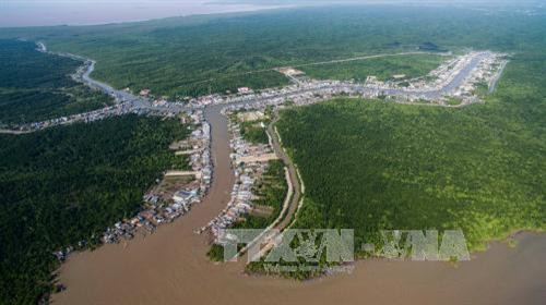 Vườn Quốc gia Mũi Cà Mau là điểm cuối cùng của lãnh thổ Việt Nam, nơi du khách có thể ngắm nhìn mặt trời mọc ở biển Đông và lặn ở phía biển Tây. Ảnh: Trọng Đạt – TTXVN Vườn Quốc gia Mũi Cà Mau là điểm cuối cùng của lãnh thổ Việt Nam, nơi du khách có thể ngắm nhìn mặt trời mọc ở biển Đông và lặn ở phía biển Tây. Ảnh: Trọng Đạt – TTXVN