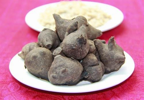 Theo y học, củ ấu tẩu có vị cay tê, tính nóng và có tác dụng chữa bệnh rất tốt nhưng trong củ ấu có độc tố Theo y học, củ ấu tẩu có vị cay tê, tính nóng và có tác dụng chữa bệnh rất tốt nhưng trong củ ấu có độc tố