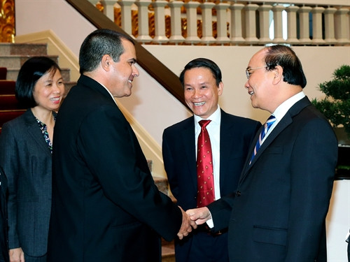 Chiều 27/10/2016, tại Trụ sở Chính phủ, Thủ tướng Nguyễn Xuân Phúc tiếp ông Luis Enrique Gonzalez Acosta, Chủ tịch Thông tấn xã Prensa Latina (Cu Ba) đang ở thăm và làm việc tại Việt Nam. Ảnh: Thống Nhất-TTXVN