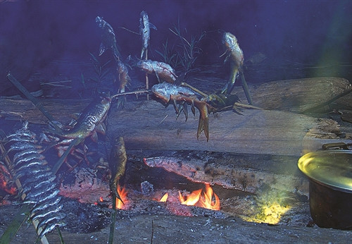 Đắk Nông có nhiều món ăn đặc sản, được nhiều người ưa chuộng như: cơm lam, rau rừng, cà đắng, canh chua lá giang, cá suối... Trong ảnh: đặc sản cá nướng ở suối Tiên Đắk Nông có nhiều món ăn đặc sản, được nhiều người ưa chuộng như: cơm lam, rau rừng, cà đắng, canh chua lá giang, cá suối... Trong ảnh: đặc sản cá nướng ở suối Tiên