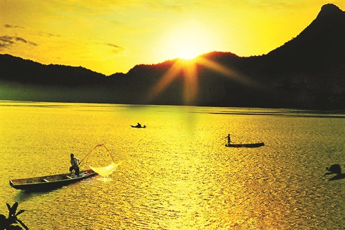 Nắng sớm trên hồ Đắk R'Tih Nắng sớm trên hồ Đắk R'Tih