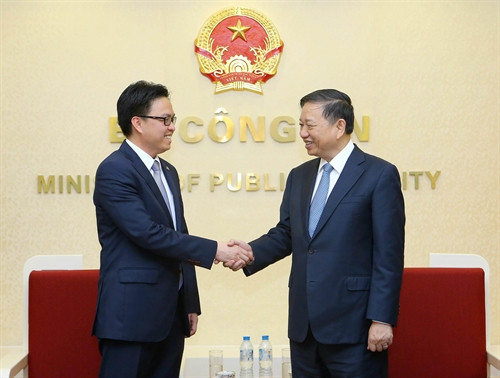 Chiều 27/10/2016, tại Hà Nội, Thượng tướng Tô Lâm, Ủy viên Bộ Chính trị, Bộ trưởng Bộ Công an tiếp Ngài Prak Nguon Hong, Đại sứ Đặc mệnh toàn quyền Vương quốc Campuchia tại Việt Nam. Ảnh: Doãn Tấn - TTXVN