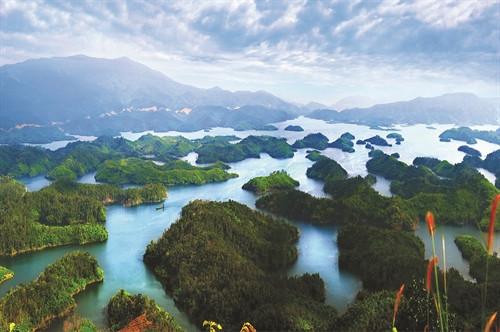 Khu bảo tồn thiên nhiên Tà Đùng được ví như một "Hạ Long trên cạn" của tỉnh Đắk Nông Khu bảo tồn thiên nhiên Tà Đùng được ví như một "Hạ Long trên cạn" của tỉnh Đắk Nông