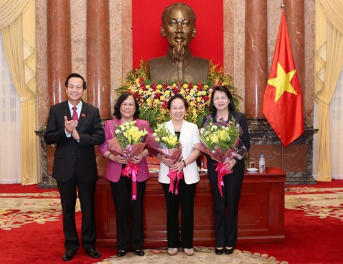 Sáng 27/10/2016, tại Phủ Chủ tịch, Hội đồng bảo trợ Quỹ bảo trợ trẻ em Việt Nam tổ chức Lễ chuyển giao chức Chủ tịch Hội đồng bảo trợ Quỹ bảo trợ trẻ em Việt Nam giữa nguyên Phó Chủ tịch nước Nguyễn Thị Doan và Phó Chủ tịch nước Đặng Thị Ngọc Thịnh đã diễn ra với sự tham dự và chứng kiến của các Uỷ viên Hội đồng bảo trợ, các nhà tài trong và ngoài nướcTrong ảnh: Bộ trưởng Bộ Lao động Thương Binh và Xã hội Đào Ngọc Dung tặng hoa cho nguyên Phó Chủ tịch nước Nguyễn Thị Doan và Phó Chủ tịch nước Đặng Thị Ngọc Thịnh. Ảnh: Phương Hoa – TTXVN