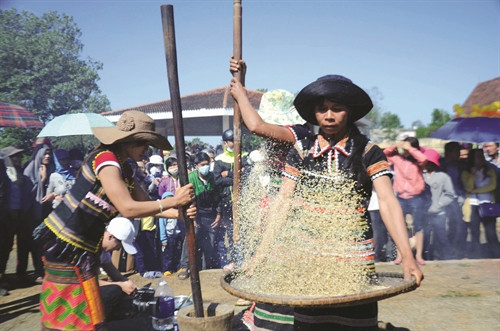 Thi giã gạo nấu cơm nhanh tại Hội xuân Liêng Nung, được tổ chức mỗi năm 1 lần nhằm quảng bá hình ảnh thị xã Gia Nghĩa với du
