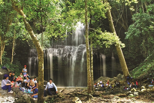 Du khách vui chơi ở thác Lưu Ly - thắng cảnh có vẻ đẹp tự nhiên,hùng vĩ thuộc địa bàn xã Nâm N'Jang, huyện Đắk Song Du khách vui chơi ở thác Lưu Ly - thắng cảnh có vẻ đẹp tự nhiên,hùng vĩ thuộc địa bàn xã Nâm N'Jang, huyện Đắk Song