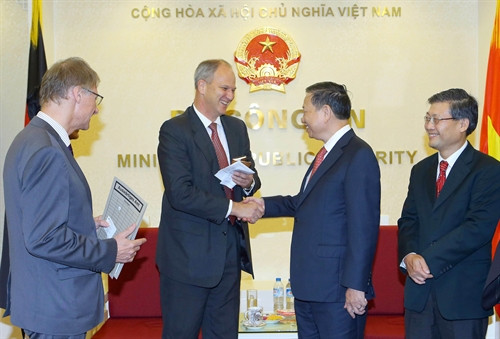 Chiều 27/10/2016, tại Hà Nội, Thượng tướng Tô Lâm, Ủy viên Bộ Chính trị, Bộ trưởng Bộ Công an tiếp Ông Christian Berger, Đại sứ Cộng hòa Liên bang Đức tại Việt Nam. Ảnh: Doãn Tấn - TTXVN