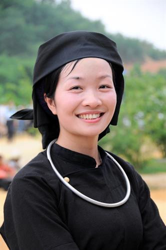 Trang phục các nhóm Nùng cơ bản là khăn vuông đội đầu, áo xẻ Trang phục các nhóm Nùng cơ bản là khăn vuông đội đầu, áo xẻ