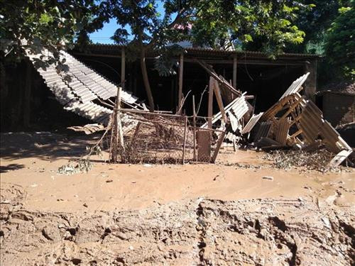 Hàng chục ngôi nhà tại bản Đỏ, xã Phú Thanh, bị sập do mưa lũ. Ảnh: Nguyễn Nam – TTXVN Hàng chục ngôi nhà tại bản Đỏ, xã Phú Thanh, bị sập do mưa lũ. Ảnh: Nguyễn Nam – TTXVN