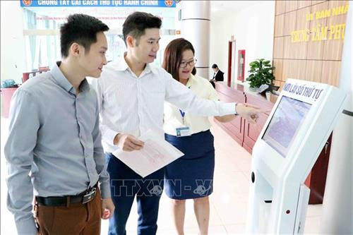 Cán bộ Trung tâm Phục vụ hành chính công tỉnh Lai Châu hướng dẫn người dân lấy số thứ tự làm thủ tục hành chính. Ảnh: Công Tuyên-TTXVN Cán bộ Trung tâm Phục vụ hành chính công tỉnh Lai Châu hướng dẫn người dân lấy số thứ tự làm thủ tục hành chính. Ảnh: Công Tuyên-TTXVN