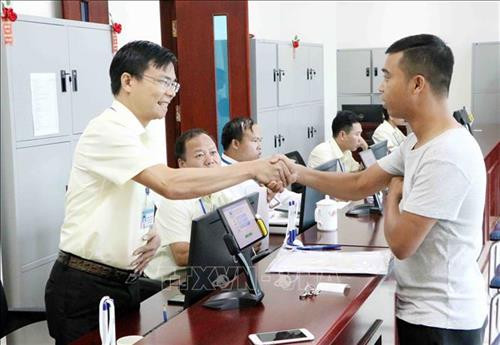 Cán bộ, công chức tại Trung tâm Phục vụ hành chính công tỉnh Lai Châu luôn lấy sự hài lòng của người dân và doanh nghiệp làm trung tâm phục vụ và thước đo hiệu quả công việc. Ảnh: Công Tuyên-TTXVN Cán bộ, công chức tại Trung tâm Phục vụ hành chính công tỉnh Lai Châu luôn lấy sự hài lòng của người dân và doanh nghiệp làm trung tâm phục vụ và thước đo hiệu quả công việc. Ảnh: Công Tuyên-TTXVN