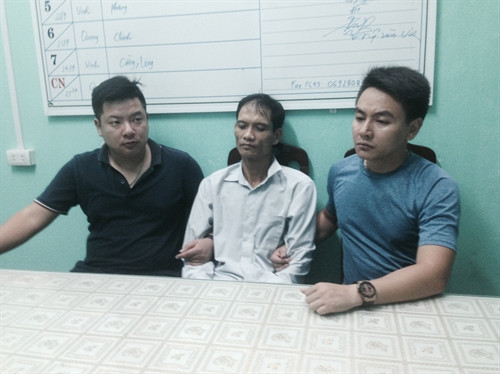 Đối tượng Doãn Trung Dũng (giữa) nghi phạm chính gây ra vụ thảm sát 4 bà cháu ở thành phố Uông Bí (Quảng Ninh) tại cơ quan điều tra. Ảnh: Nguyễn Hoàng- TTXVN Đối tượng Doãn Trung Dũng (giữa) nghi phạm chính gây ra vụ thảm sát 4 bà cháu ở thành phố Uông Bí (Quảng Ninh) tại cơ quan điều tra. Ảnh: Nguyễn Hoàng- TTXVN