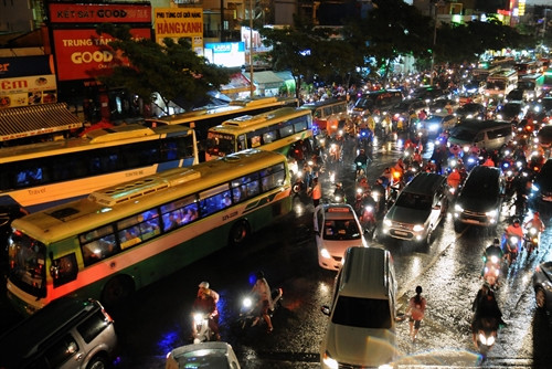 Hàng ngàn phương tiện giao thông tại giao lộ Điện Biên Phủ và Xô Viết Nghệ Tĩnh, Quận Bình Thạnh hướng về Bến xe Miền Đông Ảnh: An Hiếu – TTXVN Hàng ngàn phương tiện giao thông tại giao lộ Điện Biên Phủ và Xô Viết Nghệ Tĩnh, Quận Bình Thạnh hướng về Bến xe Miền Đông Ảnh: An Hiếu – TTXVN