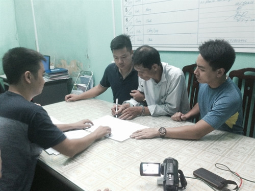 Các điều tra viên lấy lời khai của đối tượng Doãn Trung Dũng (giữa) Ảnh: Nguyễn Hoàng- TTXVN Các điều tra viên lấy lời khai của đối tượng Doãn Trung Dũng (giữa) Ảnh: Nguyễn Hoàng- TTXVN