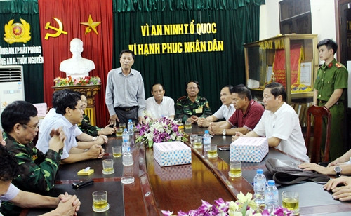 Bí thư Tỉnh ủy Quảng Ninh Nguyễn Văn Đọc biểu dương, khen thưởng Ban chuyên án điều tra vụ án. Ảnh: Nguyễn Hoàng- TTXVN Bí thư Tỉnh ủy Quảng Ninh Nguyễn Văn Đọc biểu dương, khen thưởng Ban chuyên án điều tra vụ án. Ảnh: Nguyễn Hoàng- TTXVN