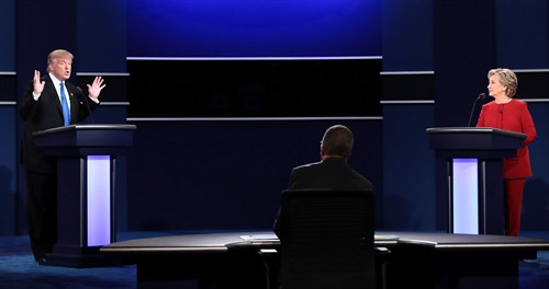 Bà Hillary Clinton (phải) và ông Donald Trump (trái) trong cuộc tranh luận trực tiếp đầu tiên tại hội trường Đại học Hofstra ở Hempstead, thành phố New York, Mỹ ngày 26/9. AFP/TTXVN