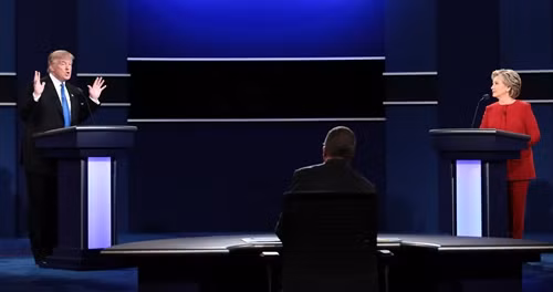 Bà Hillary Clinton (phải) và ông Donald Trump (trái) trong cuộc tranh luận trực tiếp đầu tiên tại hội trường Đại học Hofstra ở Hempstead, thành phố New York, Mỹ ngày 26/9. AFP/TTXVN