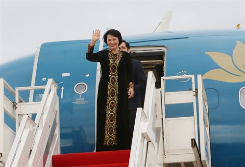 Nhận lời mời của Chủ tịch Quốc hội Vương quốc Campuchia Samdec Heng Samrin, chiều 27/9/2016, Chủ tịch Quốc hội Nguyễn Thị Kim Ngân đến sân bay quốc tế Phnom Penh bắt đầu chuyến thăm hữu nghị chính thức Vương quốc Campuchia. Ảnh: Trọng Đức - TTXVN