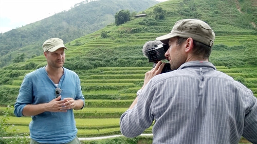 Ê kíp làm phim đang dẫn chương trình tại cảnh quay ruộng bậc thang Hoàng Su Phì, tình Hà Giang. Ảnh: Hồng Quảng- TTXVN Ê kíp làm phim đang dẫn chương trình tại cảnh quay ruộng bậc thang Hoàng Su Phì, tình Hà Giang. Ảnh: Hồng Quảng- TTXVN
