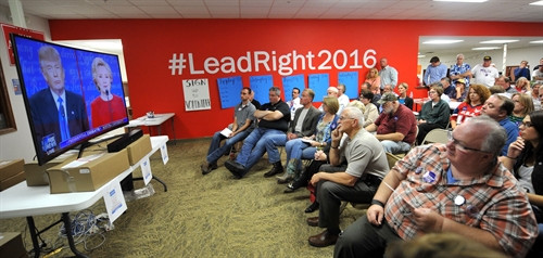 Những người ủng hộ ứng viên Tổng thống Donald Trump theo dõi cuộc tranh luận trực tiếp trên truyền hình giữa hai ứng cử viên. AFP/TTXVN