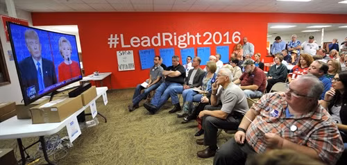 Những người ủng hộ ứng viên Tổng thống Donald Trump theo dõi cuộc tranh luận trực tiếp trên truyền hình giữa hai ứng cử viên. AFP/TTXVN