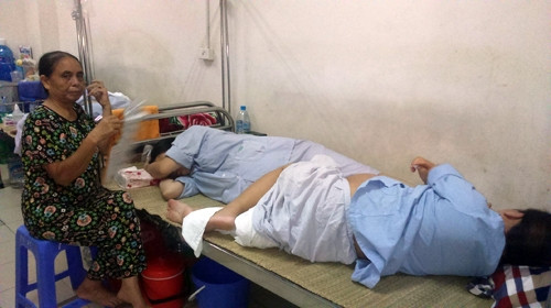 Quá tải bệnh viện vẫn “như cơm bữa” ảnh 1