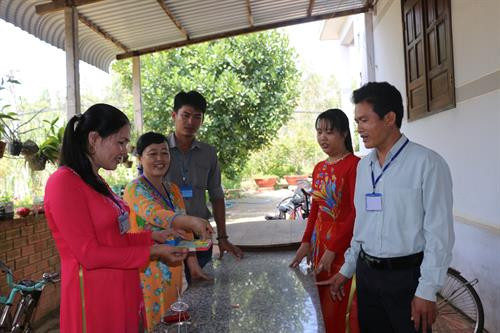 Cô giáo Phạm Thị Tố Vui (ngoài cùng bên trái) chia sẻ kinh nghiệm sáng kiến trong đồ dùng dạy học với các đồng nghiệp. Ảnh: Thanh Bình - TTXVN Cô giáo Phạm Thị Tố Vui (ngoài cùng bên trái) chia sẻ kinh nghiệm sáng kiến trong đồ dùng dạy học với các đồng nghiệp. Ảnh: Thanh Bình - TTXVN