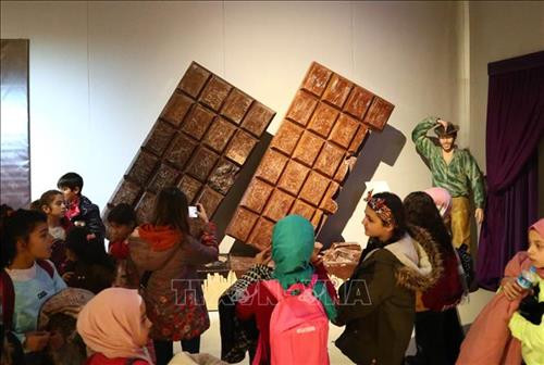 Tác phẩm điêu khắc từ sô cô la được trưng bày tại Bảo tàng sô cô la ở Istanbul, Thổ Nhĩ Kỳ, ngày 30/12/2019. Ảnh: THX/ TTXVN Các bức tượng sô cô la được trưng bày tại Bảo tàng sô cô la ở Istanbul, Thổ Nhĩ Kỳ, ngày 30/12/2019. Ảnh: THX/ TTXVN Du khách tham quan Bảo tàng sô cô la ở Istanbul, Thổ Nhĩ Kỳ, ngày 30/12/2019. Ảnh: THX/ TTXVN Tác phẩm điêu khắc từ sô cô la được trưng bày tại Bảo tàng sô cô la ở Istanbul, Thổ Nhĩ Kỳ, ngày 30/12/2019. Ảnh: THX/ TTXVN Tác phẩm điêu khắc từ sô cô la được trưng bày tại Bảo tàng sô cô la ở Istanbul, Thổ Nhĩ Kỳ, ngày 30/12/2019. Ảnh: THX/ TTXVN Tác phẩm điêu khắc từ sô cô la được trưng bày tại Bảo tàng sô cô la ở Istanbul, Thổ Nhĩ Kỳ, ngày 30/12/2019. Ảnh: THX/ TTXVN Du khách tham quan Bảo tàng sô cô la ở Istanbul, Thổ Nhĩ Kỳ, ngày 30/12/2019. Ảnh: THX/ TTXVN