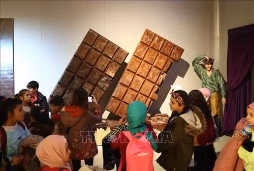 Tác phẩm điêu khắc từ sô cô la được trưng bày tại Bảo tàng sô cô la ở Istanbul, Thổ Nhĩ Kỳ, ngày 30/12/2019. Ảnh: THX/ TTXVN Các bức tượng sô cô la được trưng bày tại Bảo tàng sô cô la ở Istanbul, Thổ Nhĩ Kỳ, ngày 30/12/2019. Ảnh: THX/ TTXVN Du khách tham quan Bảo tàng sô cô la ở Istanbul, Thổ Nhĩ Kỳ, ngày 30/12/2019. Ảnh: THX/ TTXVN Tác phẩm điêu khắc từ sô cô la được trưng bày tại Bảo tàng sô cô la ở Istanbul, Thổ Nhĩ Kỳ, ngày 30/12/2019. Ảnh: THX/ TTXVN Tác phẩm điêu khắc từ sô cô la được trưng bày tại Bảo tàng sô cô la ở Istanbul, Thổ Nhĩ Kỳ, ngày 30/12/2019. Ảnh: THX/ TTXVN Tác phẩm điêu khắc từ sô cô la được trưng bày tại Bảo tàng sô cô la ở Istanbul, Thổ Nhĩ Kỳ, ngày 30/12/2019. Ảnh: THX/ TTXVN Du khách tham quan Bảo tàng sô cô la ở Istanbul, Thổ Nhĩ Kỳ, ngày 30/12/2019. Ảnh: THX/ TTXVN